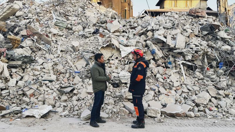 Sobrevivientes 'extraordinarios' todavía están siendo sacados de los escombros 10 días después del terremoto masivo