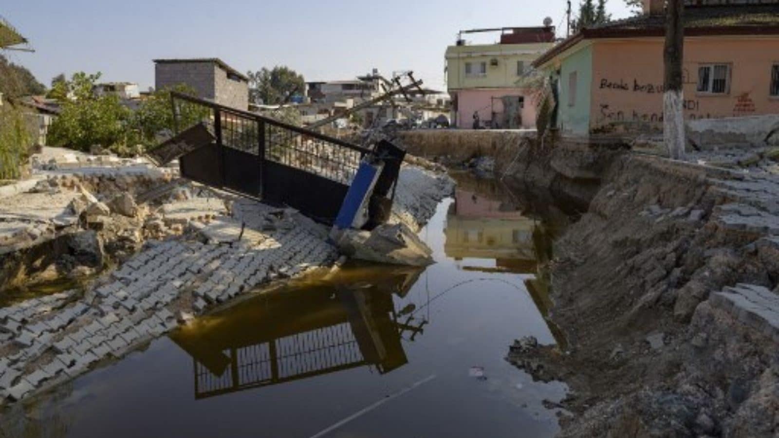 Un pueblo turco partido en dos después de un terremoto masivo