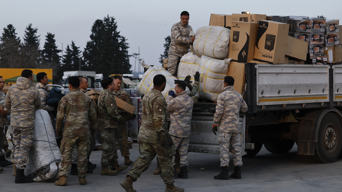 Blinken recorre la zona del terremoto de Turquía y promete $ 100 millones más en ayuda de EE. UU.: NPR