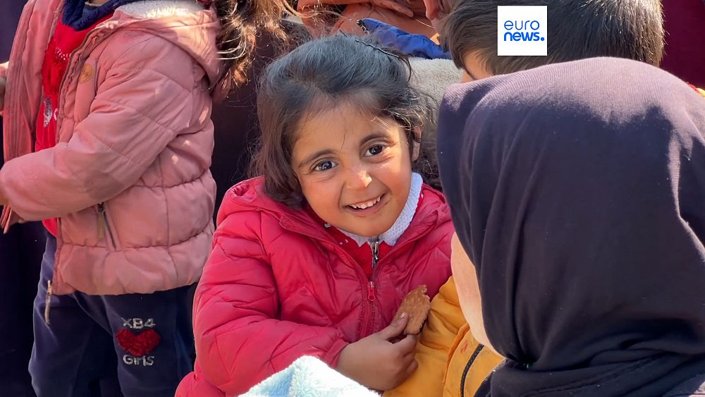 A medida que se abren los cruces fronterizos, algunos refugiados sirios regresan a casa para cuidar a sus familiares después del terremoto