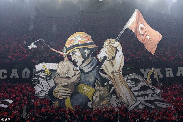 Los fanáticos del Trabzonspor dieron a conocer un tifo en apoyo de los trabajadores de los servicios de emergencia en Turquía y Siria