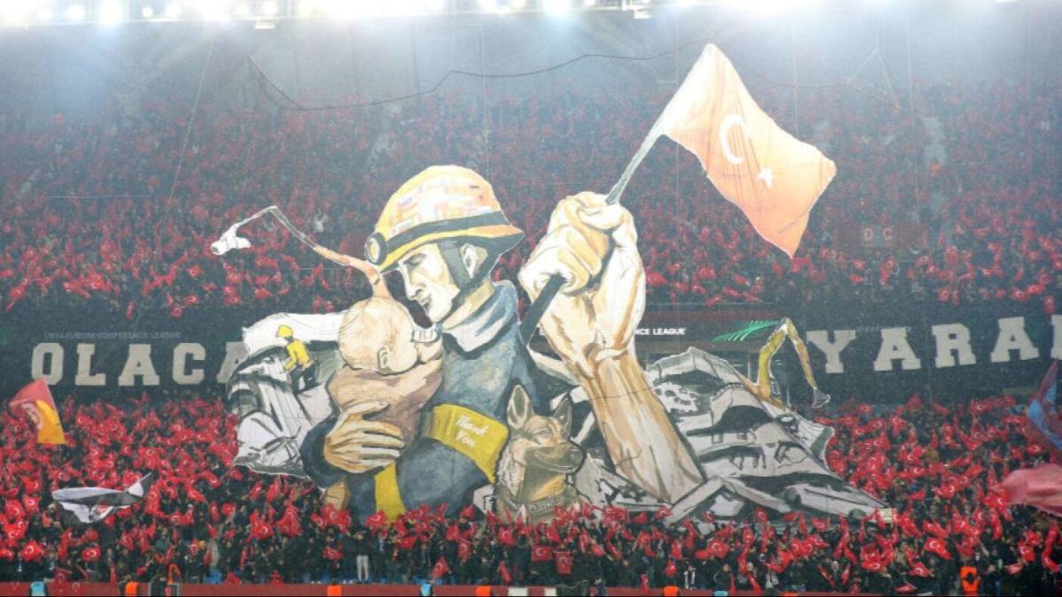 El club turco Trabzonspor presenta tifo en honor a las víctimas del terremoto, rescatistas antes del partido vs.  Basilea