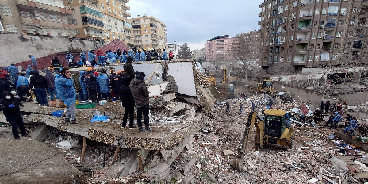 El factor humano, de Voltaire a los voluntarios del terremoto en Turquía