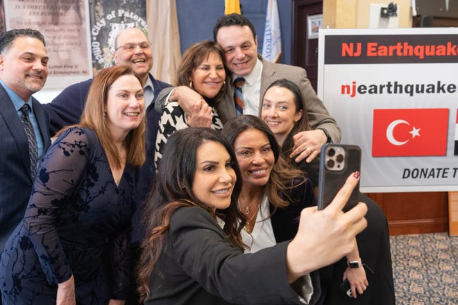 Jennifer Aydin, integrante del elenco de Real Housewives of New Jersey, sostiene su teléfono con cámara para tomarse una selfie con un grupo de personas, incluido el alcalde de Paterson, Andre Sayegh, después de una conferencia de prensa para anunciar los esfuerzos de ayuda por el terremoto en Turquía y Siria.  El 100% de las donaciones a www.NJEarthquakeRelief.org beneficiarán los esfuerzos de socorro.  La ciudad de Paterson también está aceptando artículos donados de mantas nuevas, sacos de dormir y tiendas de campaña para enviar a Turquía y Siria.
