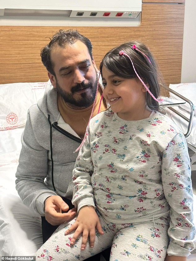 El padre y la hija Cem Okur y Tanem Safiye, que quedaron atrapados entre los escombros de su casa después del devastador terremoto de Turquía, jugaron