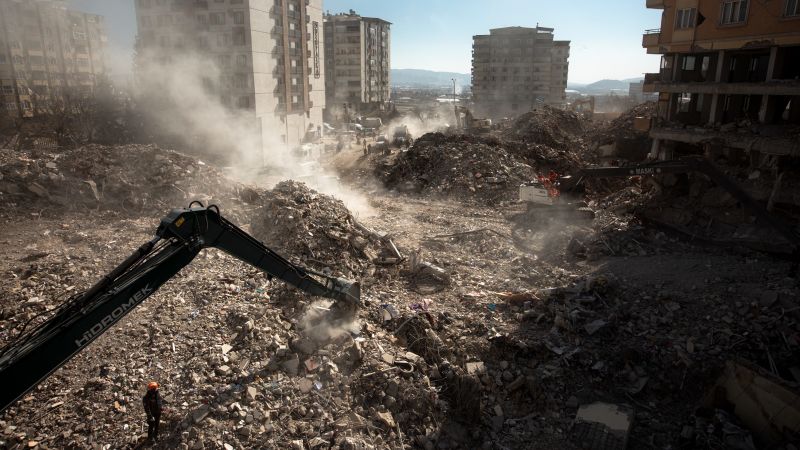Terremoto en Turquía: esfuerzos de rescate para los sobrevivientes del terremoto heridos