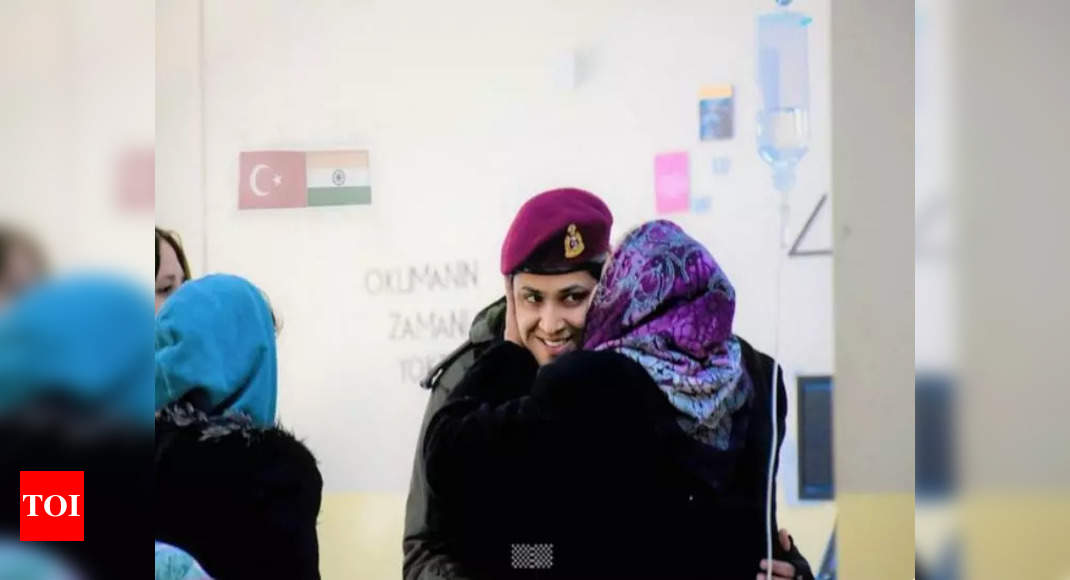 Terremoto en Turquía: la mayor Beena Tiwari, vista abrazando a una mujer turca en imágenes virales, relata su experiencia en el país afectado por el terremoto |  Noticias de la India