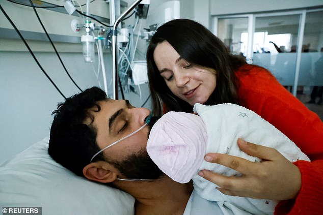 Este es el tierno momento en que un padre le presenta a su hija recién nacida por primera vez después de pasar once días bajo los escombros del terremoto en Turquía.