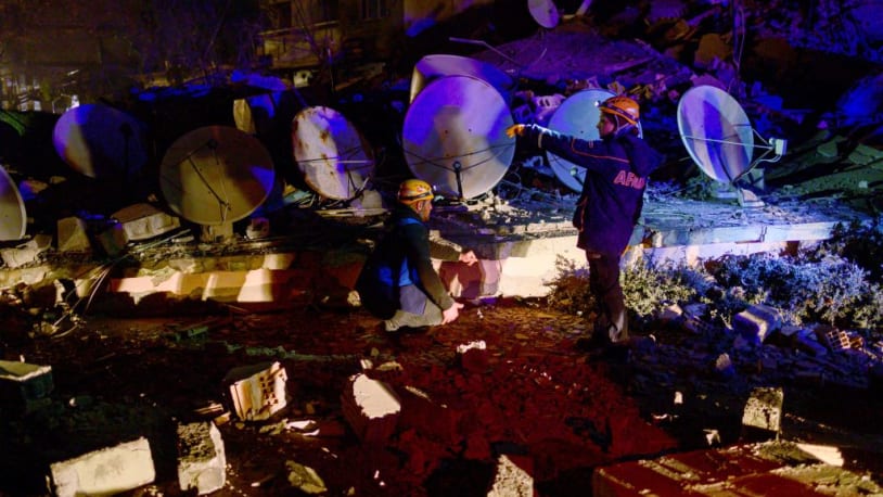 Un terremoto de magnitud 6,3 golpea a Turquía dos semanas después de que una magnitud de 7,8 causara devastación